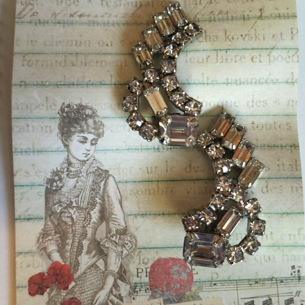 Vintage Clipon Earrings and Necklace Set. - Picture 2 of 4
